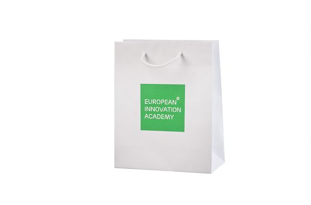"Eksklusiv papirpose med firmalogo. Minstebestilling med trykk er 50 stk. Velg mellom flere ul