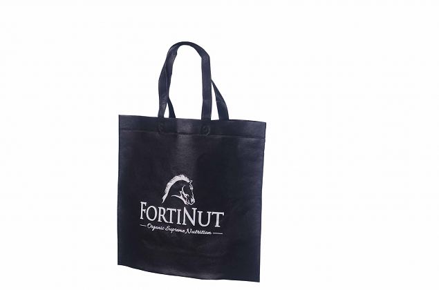 Svarta non woven-kassar med personlig logotyp. Vlj mellan olika storlekar. Frakt till Sverige 