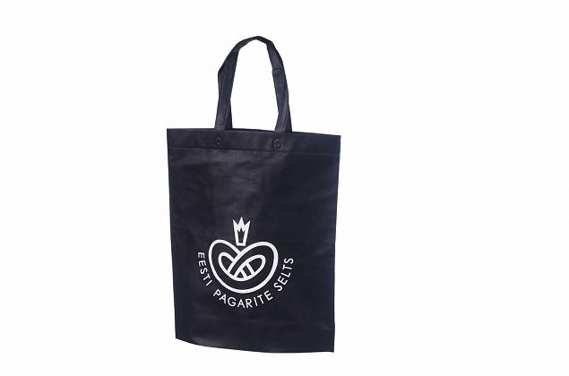 Svarta non woven-kassar med egen logo. Minsta orderantal med personligt tryck r 50 st. Frakt ti